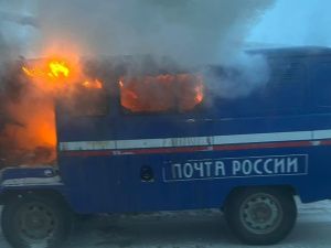 В Якутске на Сайсарском мосту загорелась машина «Почты России»