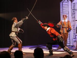 Три аншлага. В Русском театре состоялась премьера спектакля «Три мушкетера»