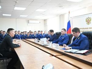 Заместитель Генерального прокурора России Дмитрий Демешин в ходе рабочей поездки в Республику Саха (Якутия) провел в п. Нижний Бестях личный прием граждан