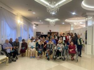 В преддверии Нового года государственный правозащитник Сардана Гурьева поздравила постояльцев дома-пансионата «Счастье»