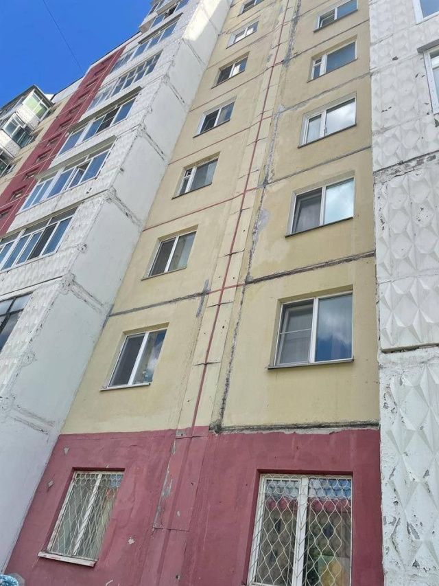 Дежурный прокурор: В Якутске в результате падения с шестого этажа погиб 20-летний парень