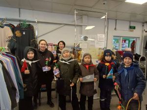 Фотофакт: в селе Намцы школьники провели акцию «Поздравляем работающих женщин»