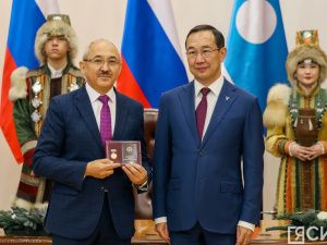 Айсен Николаев вручил якутянам государственные награды в преддверии Нового года