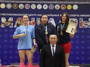 Мас-рестлеры Эрчим Баппагай и Валерий Никаноров впервые завоевали титулы абсолютных чемпионов Якутии