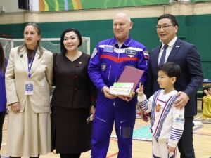 Космонавт Олег Артемьев познакомился с якутскими национальными видами спорта