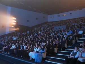 Евгений Григорьев вручил стипендии 100 лучшим школьникам на Елке главы Якутска