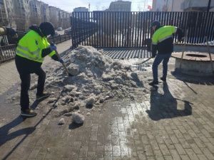 Работники транспортного блока столицы расчистили сквер от снега и наледи