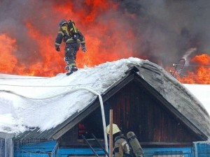 Крупный пожар произошел в многоквартирном доме в Алдане