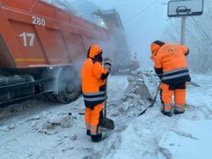 В Якутске уборка снега приостанавливается при низкой температуре воздуха