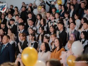 Евгений Григорьев поздравил выпускников с последним звонком