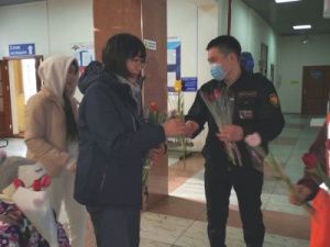 8 марта пассажирок поезда на вокзале Нижний Бестях ждал сюрприз