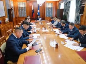 Айсен Николаев провел совещание по экономическим вопросам Якутии