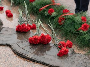 В Якутске возложили цветы в память об окончании Второй мировой войны