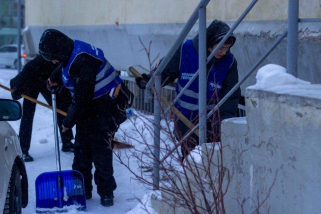 Молодогвардейцы провели уборку снега в студгородке