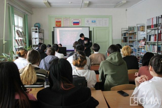 Студентам Якутского технологического техникума провел урок мужества сотрудник ОМОН