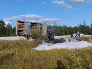 В Якутии на трассе загорелся хлебный фургон