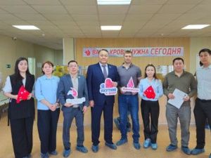 Депутаты и сотрудники аппарата Якутской городской Думы в преддверии национального дня донора в России сдали кровь