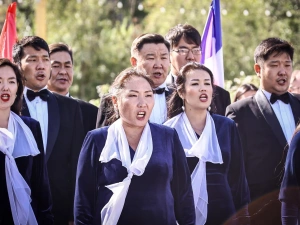В День Государственного флага на центральной площади Якутска исполнили гимн России