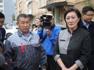 Сардана Авксентьева провела выездное совещание по капитальному ремонту многоквартирных домов