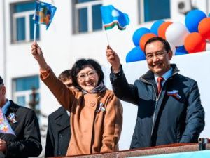 Айсен Николаев поприветствовал участников первомайской демонстрации