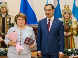 Айсен Николаев вручил якутянам государственные награды в преддверии Нового года