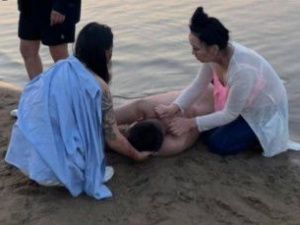 В Якутске на пляже 202 микрорайона девушки спасли пьяного тонувшего мужчину