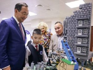 Талантливый школьник рассказал главе Якутии о своих увлечениях и показал работы по робототехнике