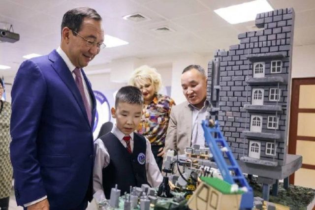 Талантливый школьник рассказал главе Якутии о своих увлечениях и показал работы по робототехнике