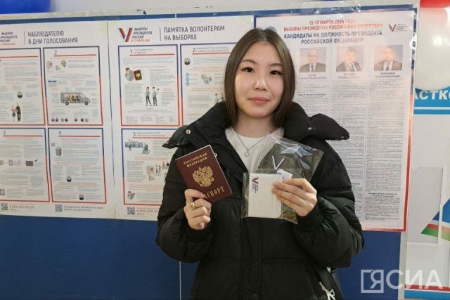 Впервые голосующим избирателям Якутска вручили памятные подарки