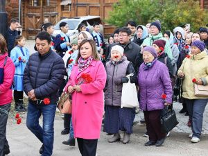 Айсен Николаев возложил цветы к памятнику основателю Якутска
