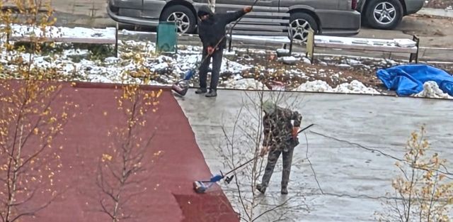 В Нерюнгри покрытие детской площадки укладывают прямо в снег