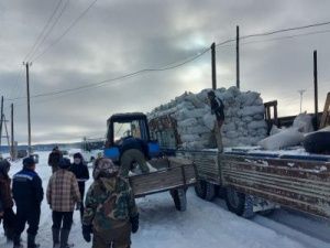 В Чурапчинский улус завозят корма для лошадей с Хангаласского района