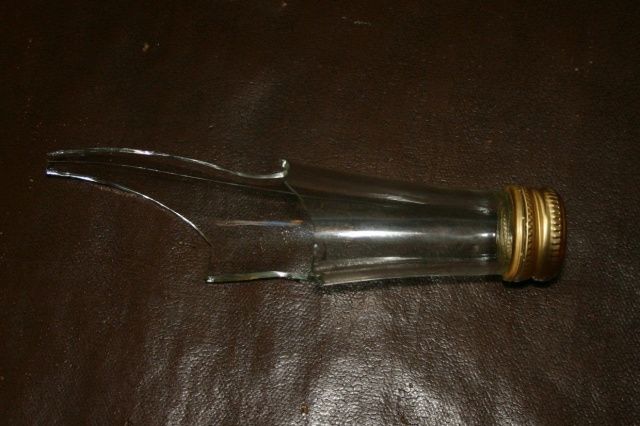 Житель Якутии зарезал "розочкой" родного брата за отказ дать ему денег