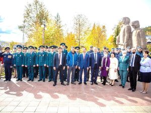 Айсен Николаев возложил цветы к памятнику воинам, погибшим в годы Великой Отечественной войны