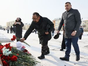 В память о жертвах трагедии на площади Победы в Якутске общественники возложили цветы