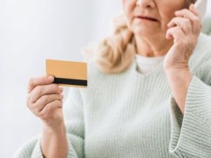 Жительница Мирного продиктовала лжеработнице банка СМС-коды и лишилась 100 тысяч рублей