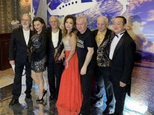 Роскошный юбилей главы «ЛОРПа» Сергея Ларионова! На банкете выступил легендарный ВИА «Поющие гитары»