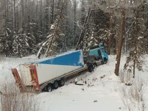 В Якутии большегруз слетел в кювет: Двое мужчин получили множественные травмы