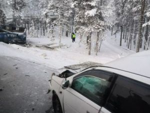 Восемь человек пострадали при столкновении грузовика и легкового автомобиля в Якутии