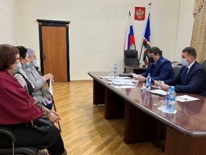 Прокурором республики Поповым М.Н. совместно с Главным федеральным инспектором по Республике Саха (Якутия) Корнеевым Е.В. проведен личный прием граждан