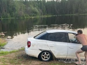 В Якутии утонул 52-летний водитель: Мужчина перепутал педаль тормоза с педалью газа