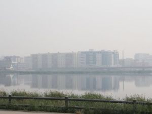 В Горном улусе тушат пожар, дым от которого накрыл Якутск и два района