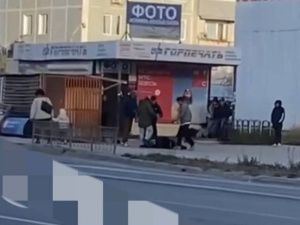 Группа молодых людей избила мужчину рядом с автобусной остановкой в Якутске