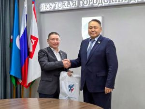 Альберт Семенов вручил якутский нож Василию Поскачину