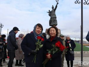 В Якутске возложили цветы к памятнику Матери