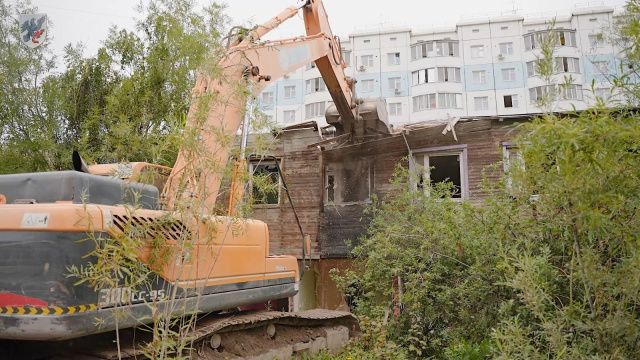 В Якутске сносят аварийный многоквартирный дом на улице Халтурина