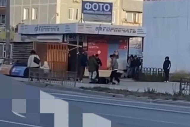 Группа молодых людей избила мужчину рядом с автобусной остановкой в Якутске