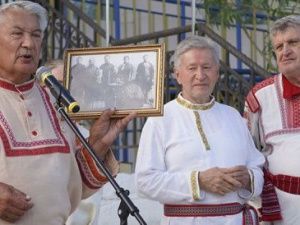 В Якутске в День косоворотки разыграли русскую рубаху «и в пир, и в мир»