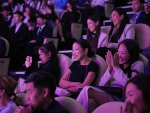 Евгений Григорьев вручил стипендии 100 лучшим школьникам на Елке главы Якутска