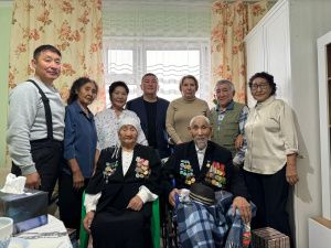 Ольга Балабкина вручила нагрудной знак Почетному гражданину Якутии